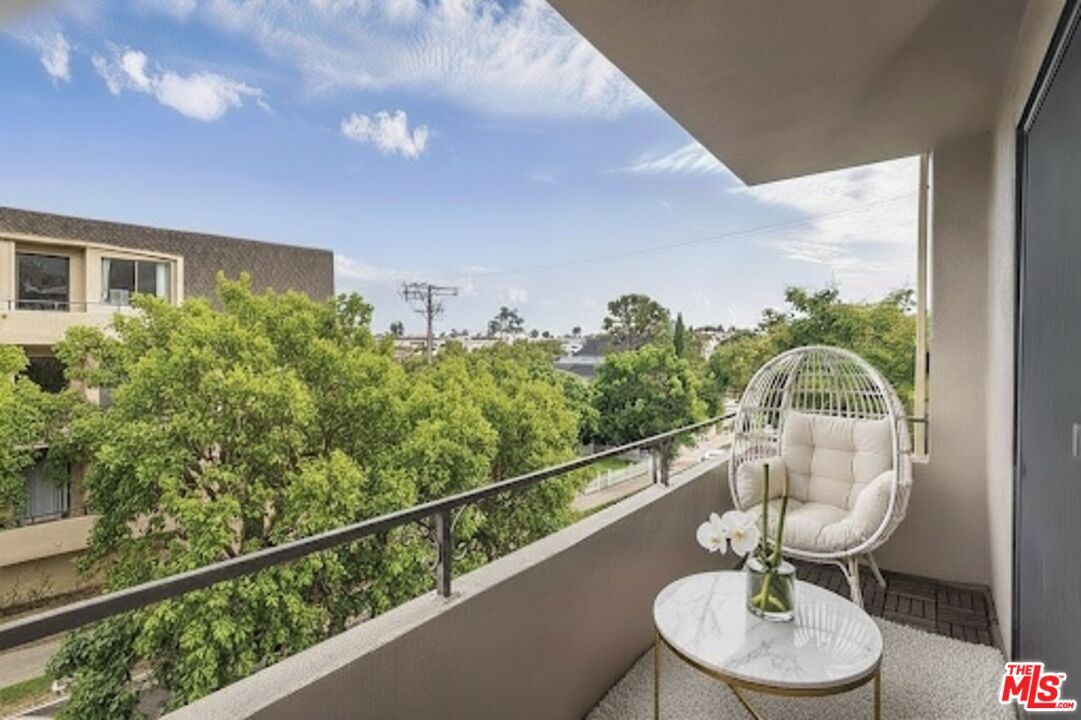 Property Photo: 1167 Roxbury Dr CA 90035