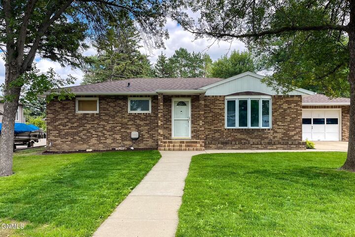 Property Photo:  1817 9th Street SW  ND 58701 