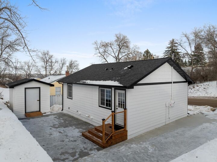 Property Photo:  810 Summit Dr SW  ND 58701 
