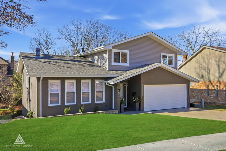 Property Photo:  904 Hillview Drive  IL 60439 