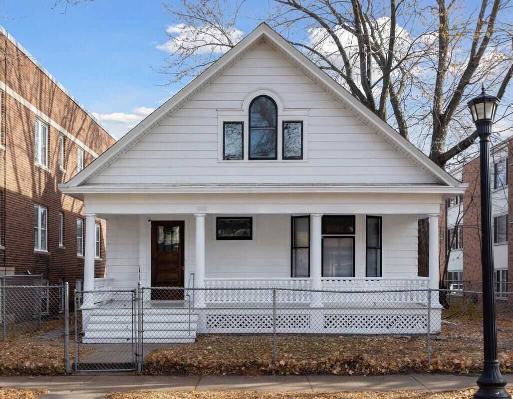Property Photo:  2711 Dupont Avenue S  MN 55408 