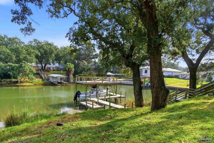 Property Photo: 2 Highpoint Dr FL 32561