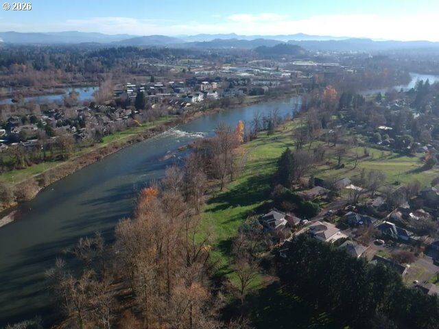 Property Photo:  260 Greenleaf Ave  OR 97401 