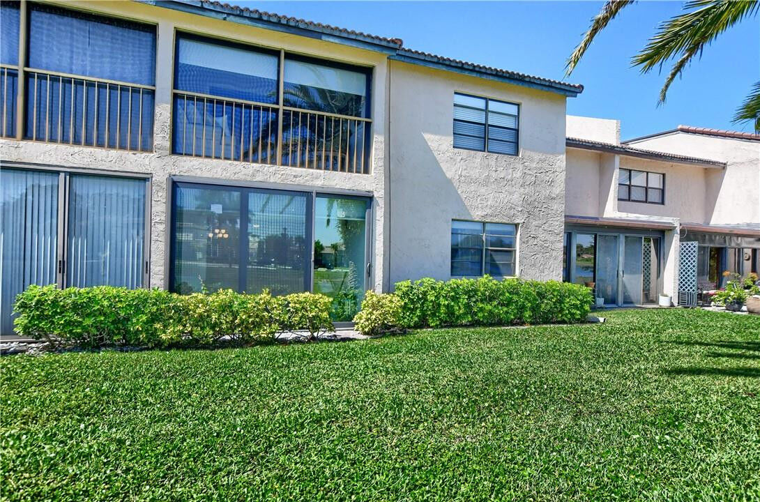 Property Photo:  9264 Vista Del Lago E  FL 33428 