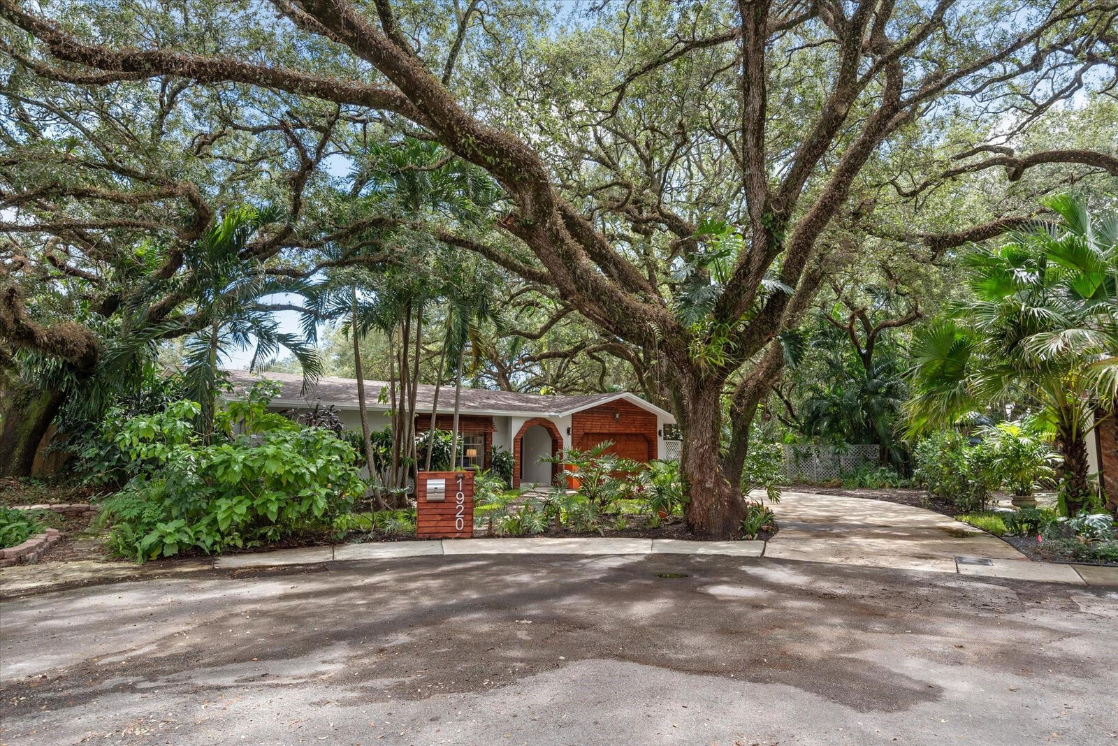 Property Photo:  1920 SW 24th Terrace  FL 33312 