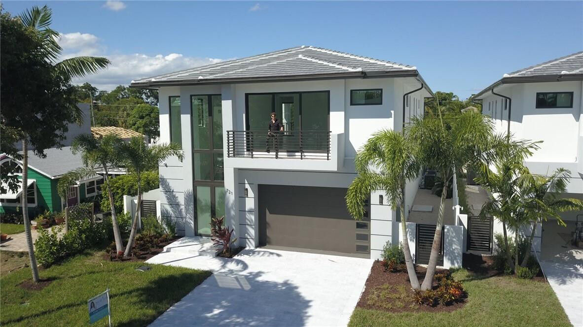 Property Photo: 717 S Lake Avenue FL 33483