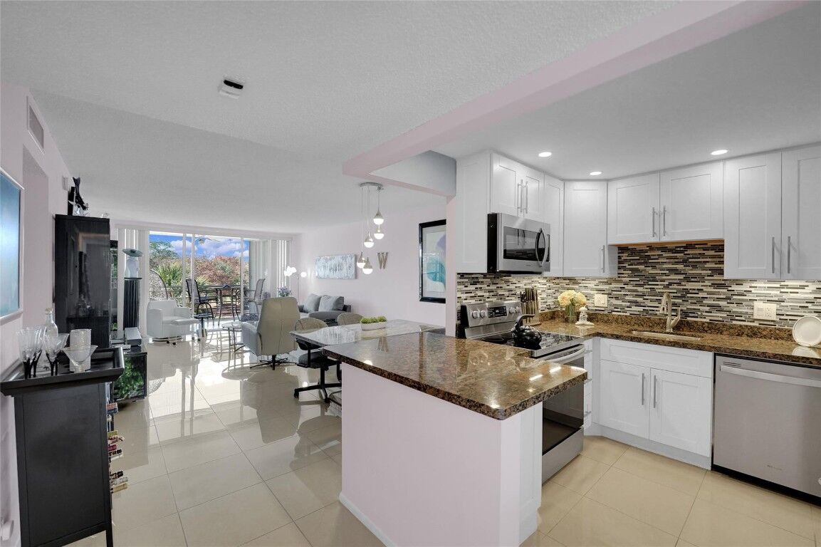 Property Photo:  605 Oaks Drive 402  FL 33069 