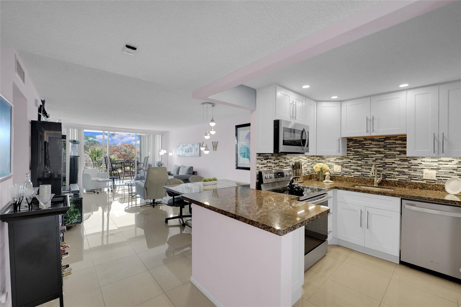 Property Photo: 605 Oaks Drive 402 FL 33069