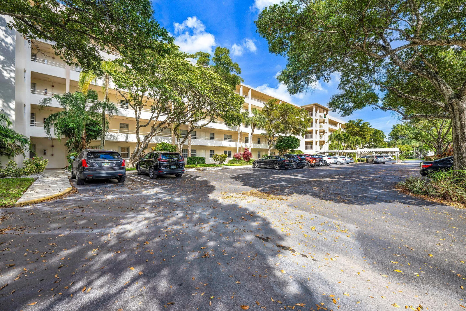 Property Photo: 3970 Oaks Clubhouse Drive 207 FL 33069