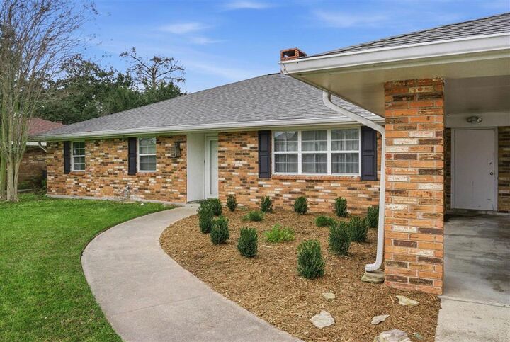 Property Photo: 1506 S Greenfield Circle S LA 70605