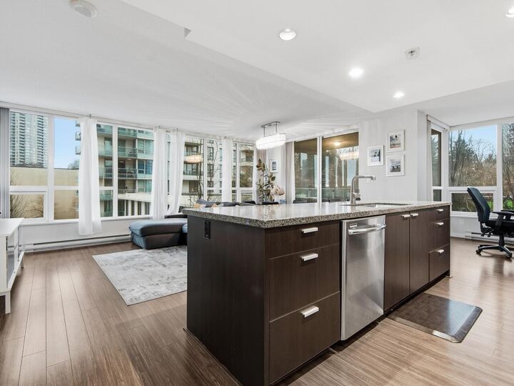 Photo de la propriété:  2232 Douglas Road 405  BC V5C 0G9 