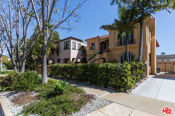 Property Photo:  1122 S Hayworth Ave  CA 90035 