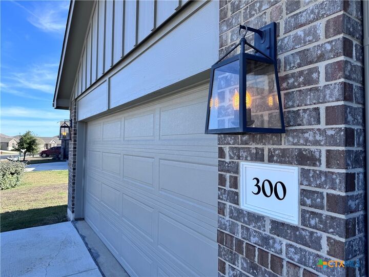 Property Photo:  300 Colthorpe Lane  TX 78634 