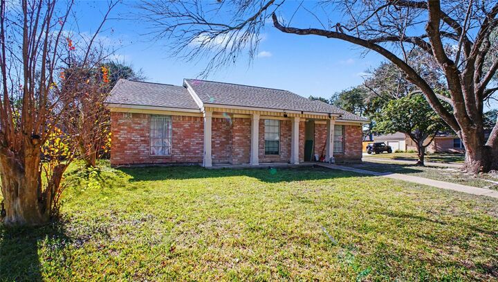 Property Photo:  2102 Round Lake Drive  TX 77077 