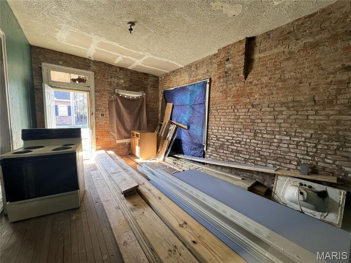 Property Photo:  32 N Ellis Street  MO 63701 