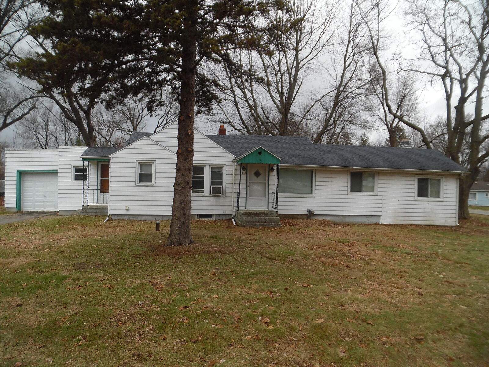 Property Photo: 1802 W Argyle Street MI 49202