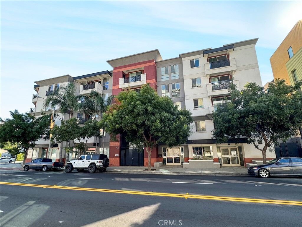 Property Photo:  712 E Walnut 202  CA 91101 