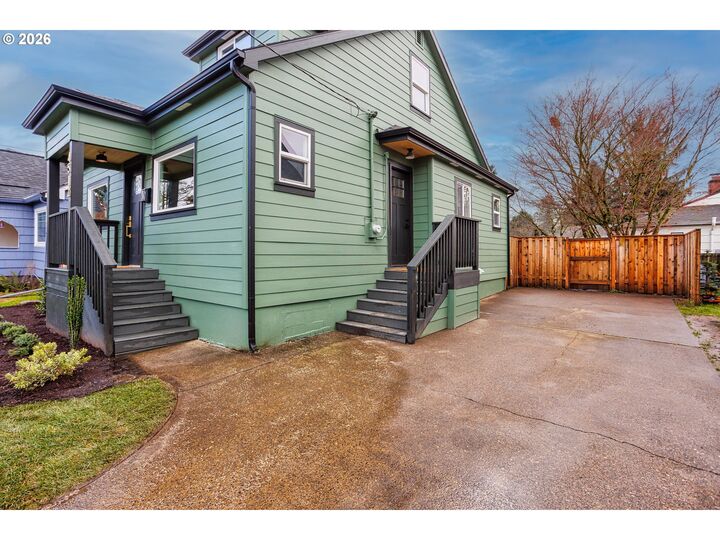 Property Photo:  4512 SE Clinton St SE  OR 97206 