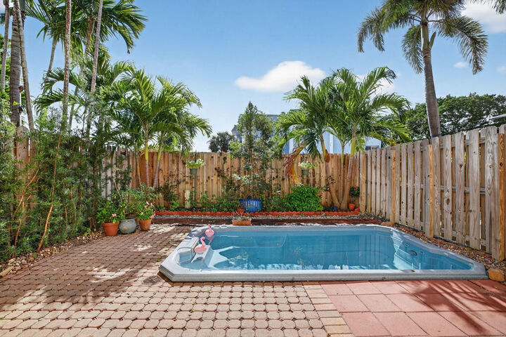 Property Photo:  3024 NE 5th Terrace 10  FL 33334 