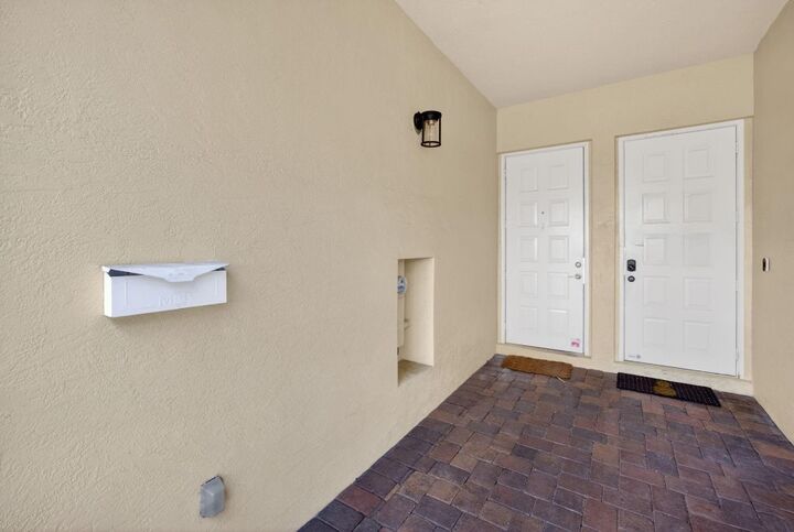 Property Photo:  3024 NE 5th Terrace 10  FL 33334 
