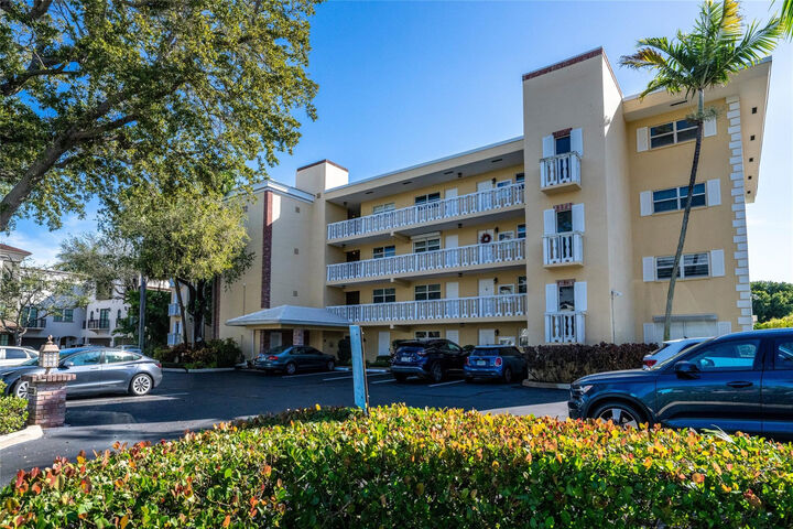 Property Photo:  1332 Bayview Drive 401  FL 33304 