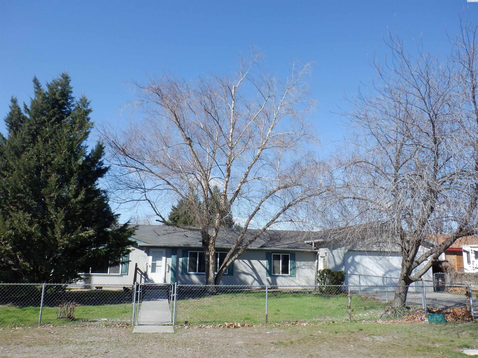 Property Photo:  1224 S 11th Ave  WA 99301 