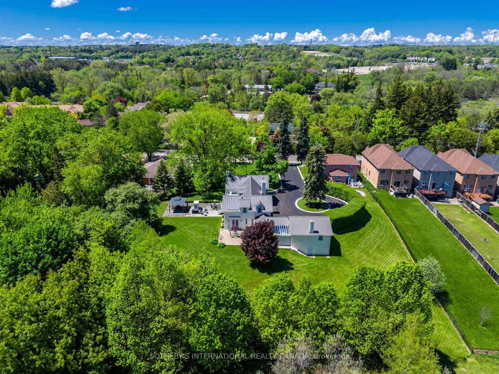 Property Photo: 220 Old Yonge Street ON L4G 6J6