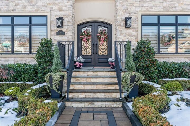 Property Photo:  40 Dintree Lane  NY 10307 