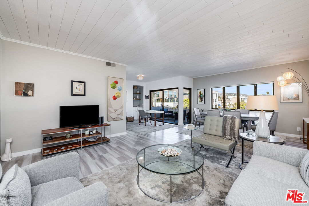 Property Photo:  647 Wilcox Ave  CA 90004 