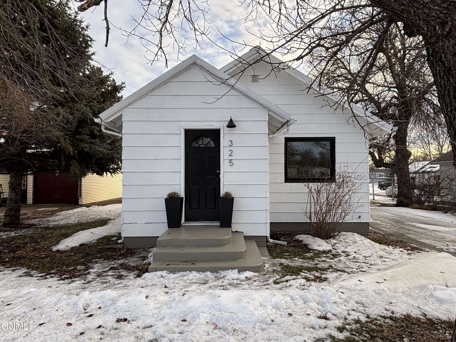 Property Photo: 325 Chaffee Row ND 58523