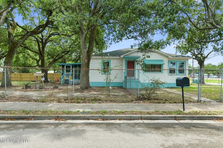 Property Photo:  835 Woodward Avenue  MS 39501 