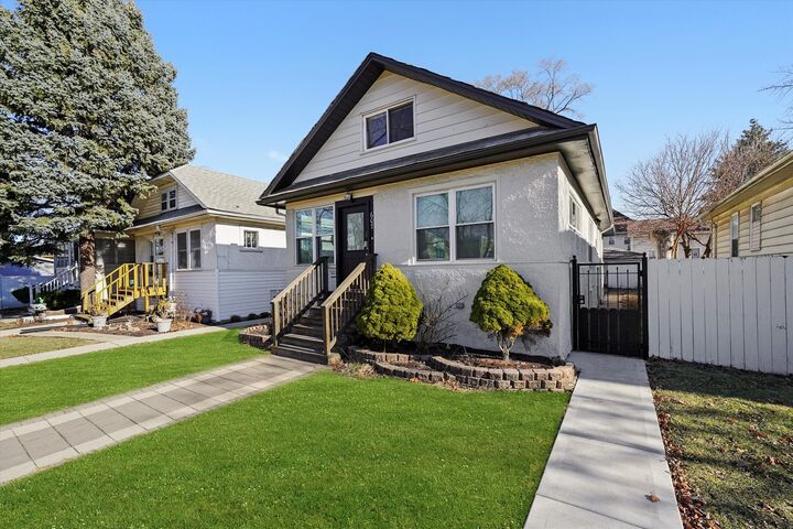 Property Photo:  607 N 9th Avenue  IL 60153 