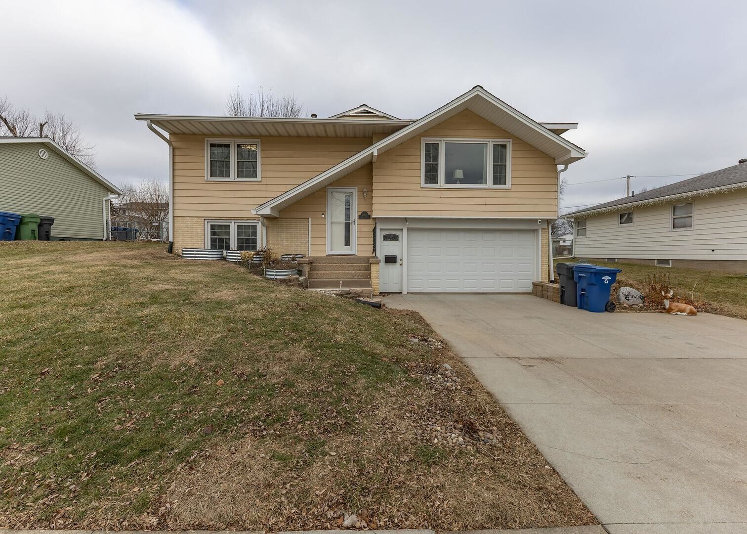 Property Photo:  564 Scenic Dr Drive  IA 52732 