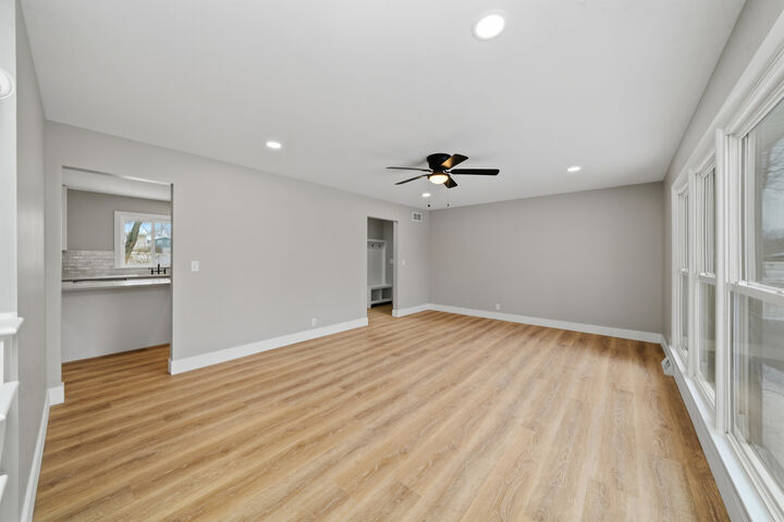 Property Photo:  82 Ashlawn Avenue  IL 60543 