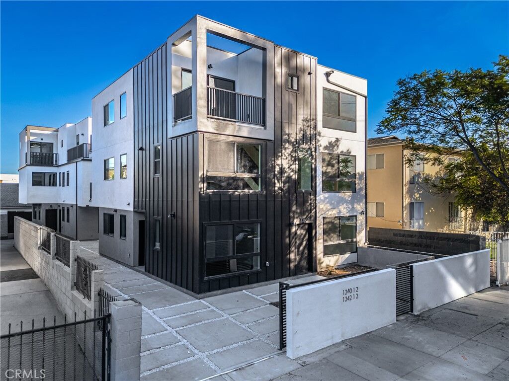 Property Photo:  1342 Kingsley 2  CA 90027 