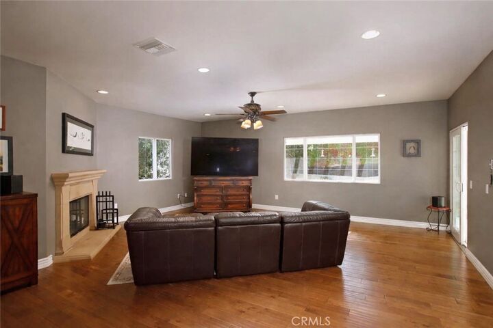 Property Photo:  1595 E Avenida De Las Flores  CA 91362 