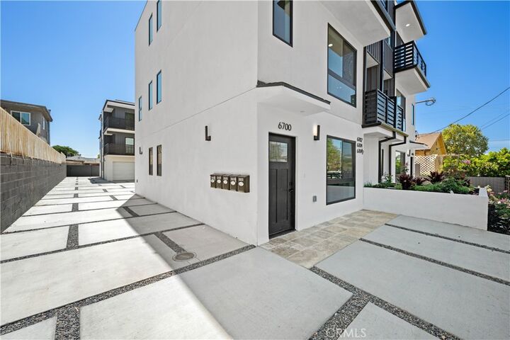 Property Photo: 6704 1/2 Kester Avenue CA 91405
