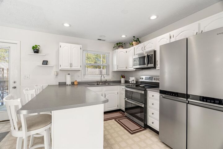 Property Photo:  6 Kingston Way  NH 03051 