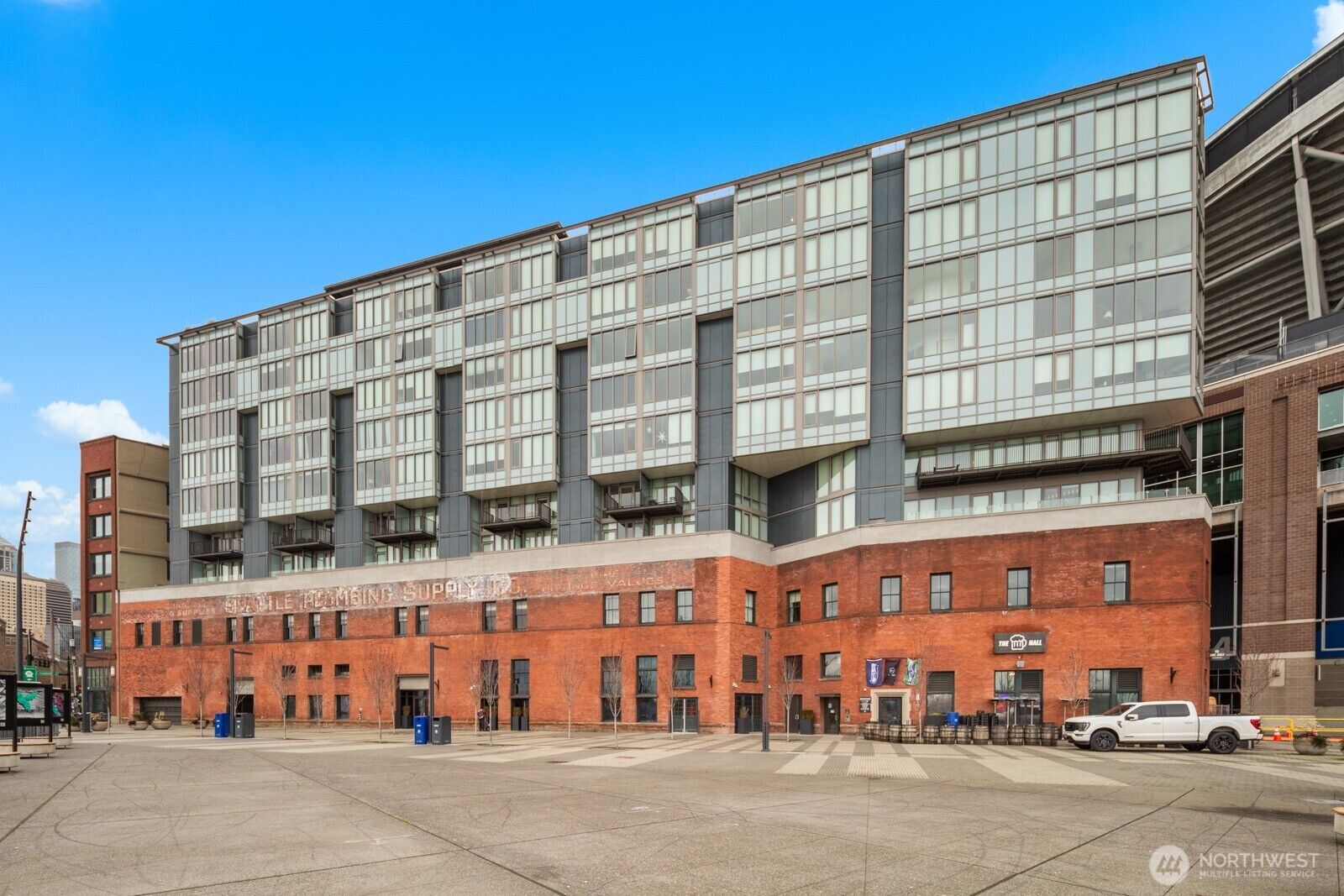 Property Photo:  590  1st Avenue S 901  WA 98104 