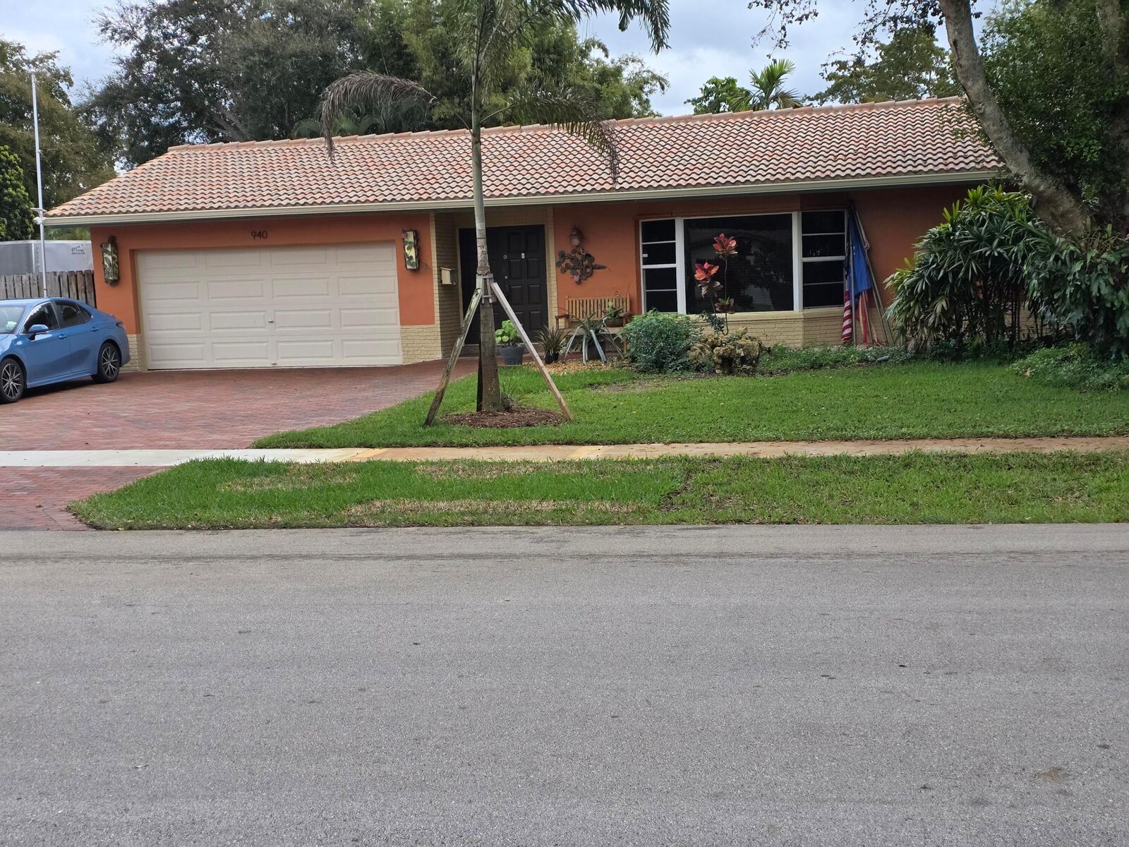 Property Photo:  940 SW 69th Avenue  FL 33317 