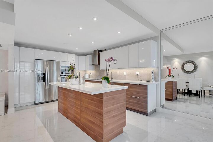 Property Photo:  2301 Collins Ave 810  FL 33139 