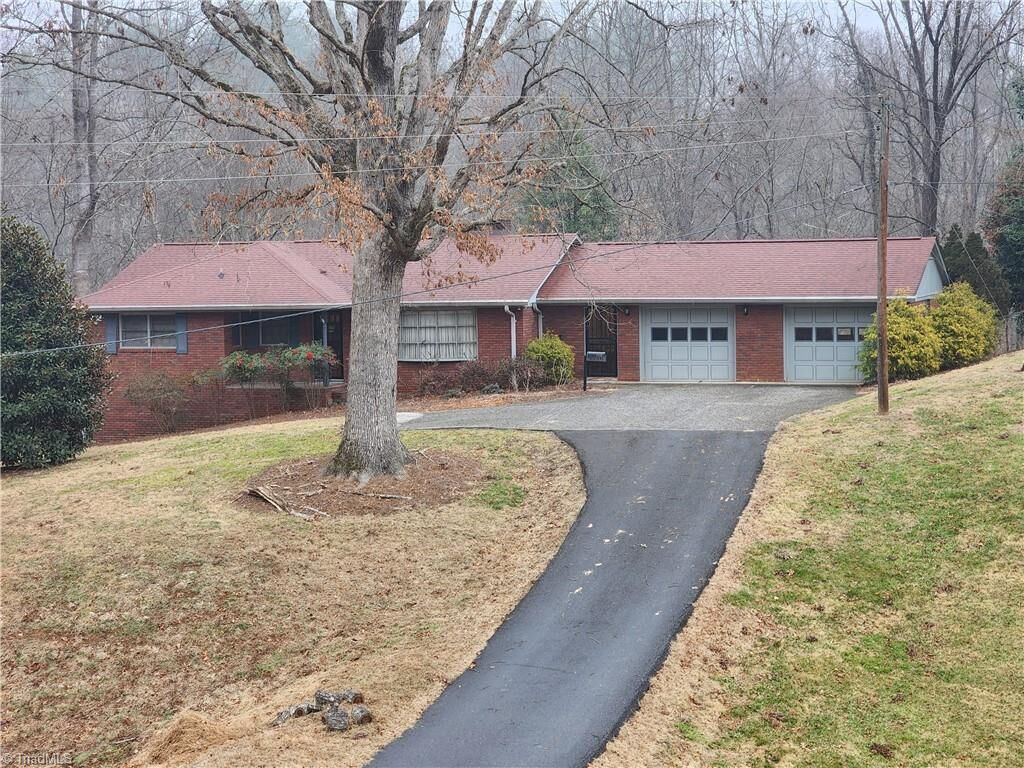 Property Photo:  865 Armory Road  NC 28659 