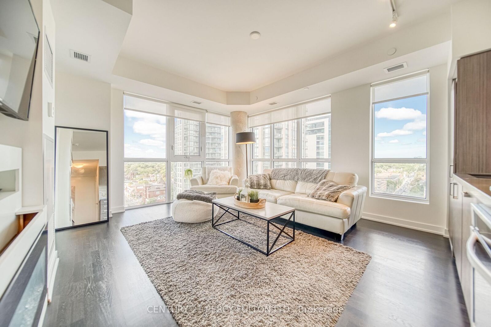 Photo de la propriété:  501 St. Clair Avenue W 1211  ON M5P 0A2 