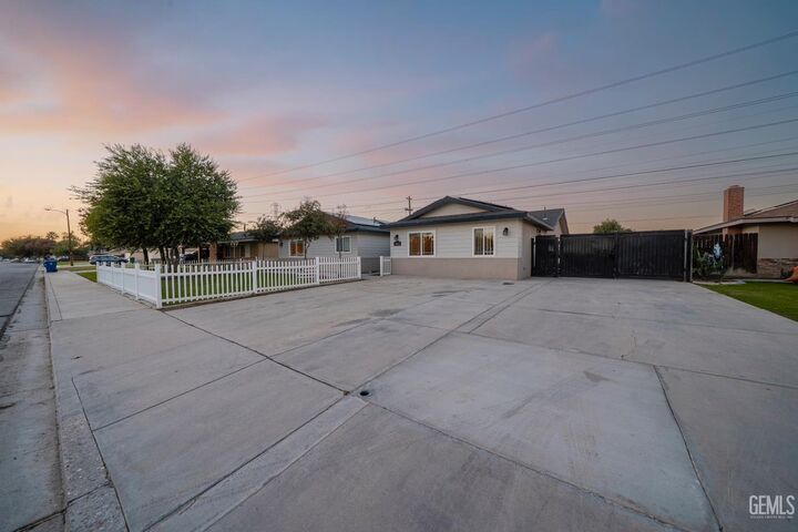 Property Photo:  10512 Dee Dee Avenue  CA 93312 