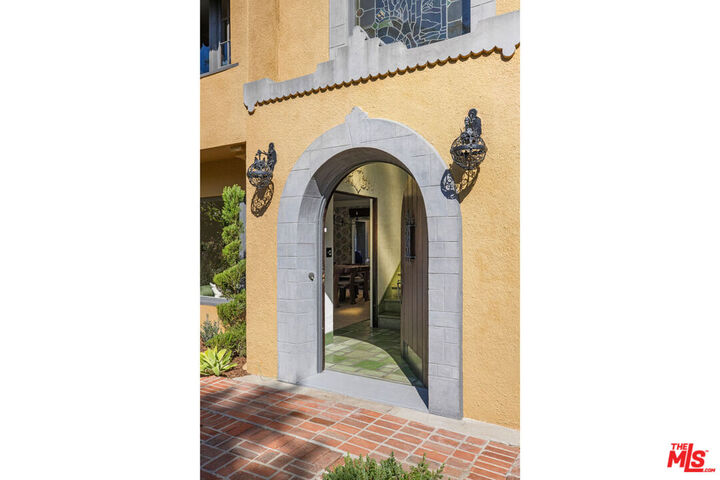 Property Photo:  540 Mount Washington Dr  CA 90065 