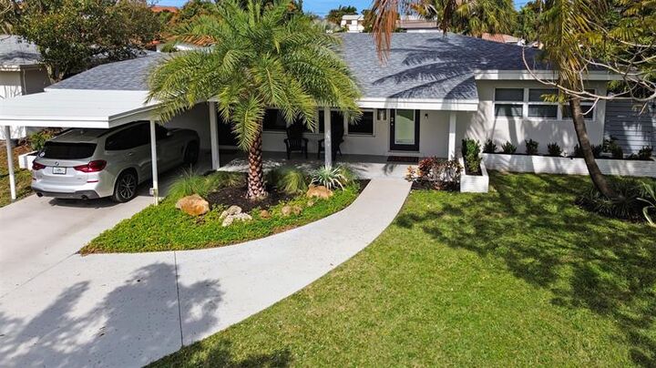 Property Photo:  833 NE 17th Ct  FL 33305 