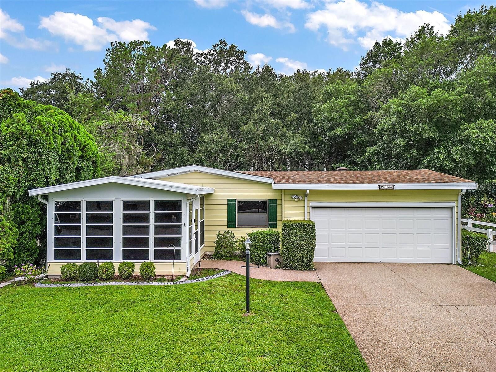 Property Photo: 25043 Bellevue FL 34748