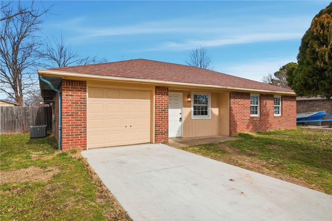Property Photo:  2309 W Meadow Lane  AR 72756 