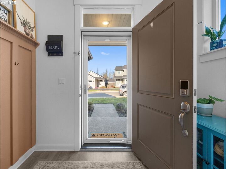 Property Photo:  252 NE Arrowhead Dr  OR 97023 