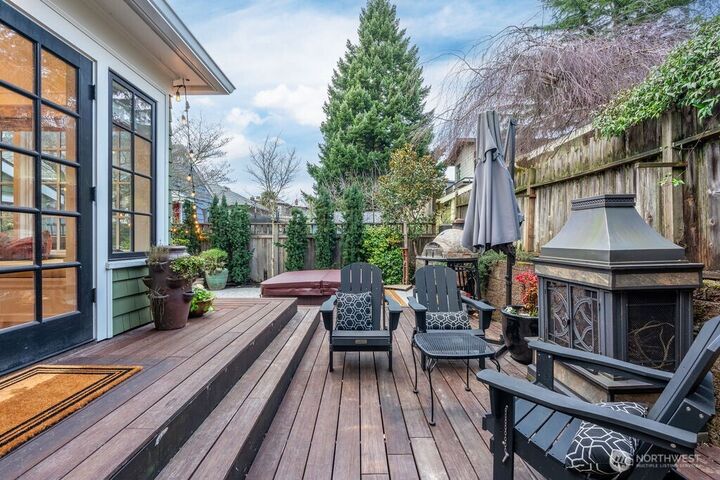 Property Photo:  106 NE 46th Street  WA 98105 